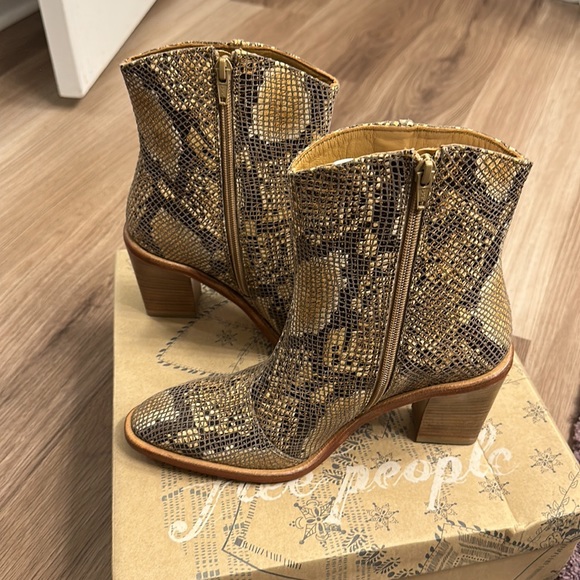 🔥🔥NWT Free People Snake color Boots🔥🔥No Description Needed they speak loud💋 - Picture 9 of 9